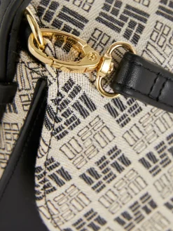 Bandolera Con Solapa Y Monogramas