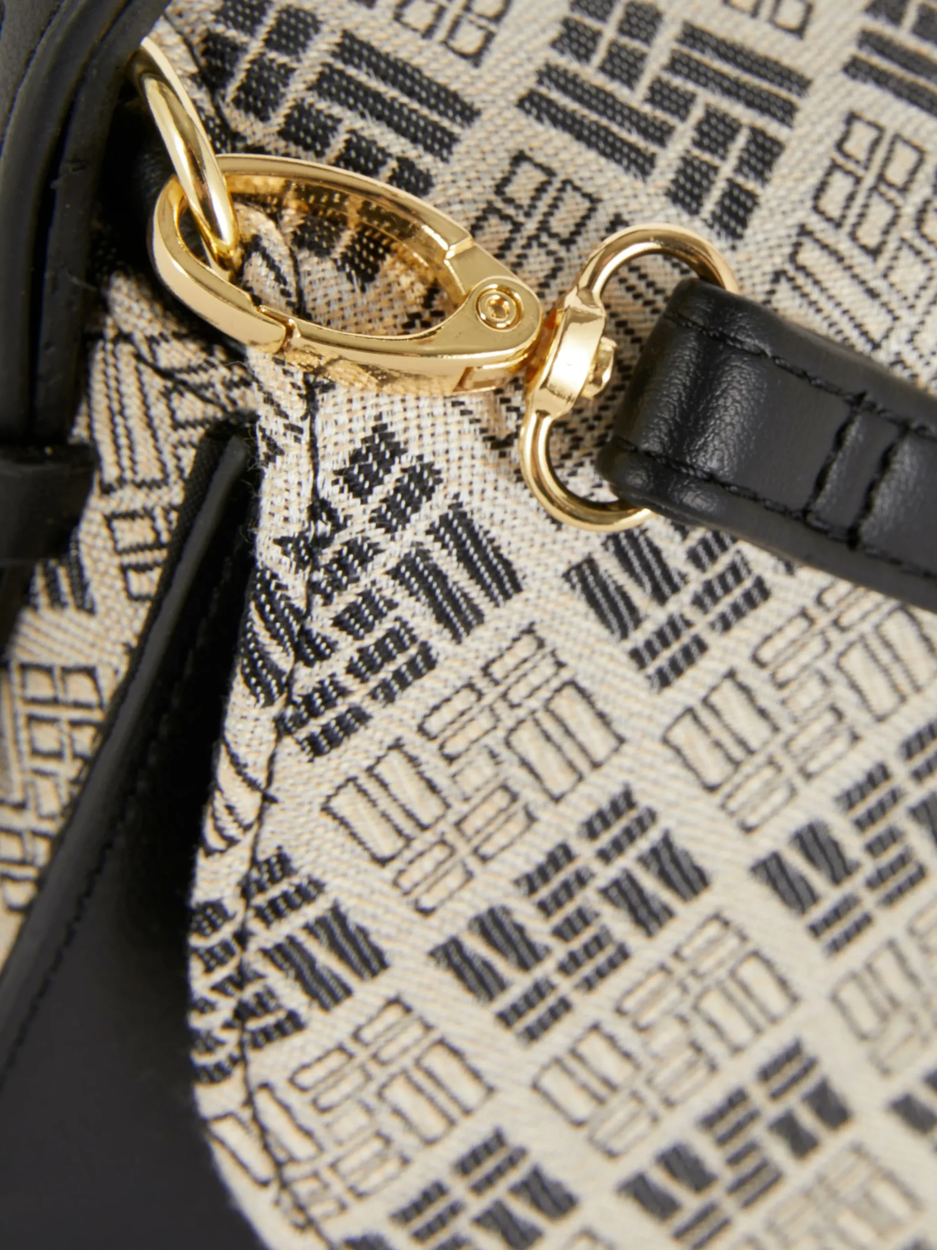 Bandolera Con Solapa Y Monogramas