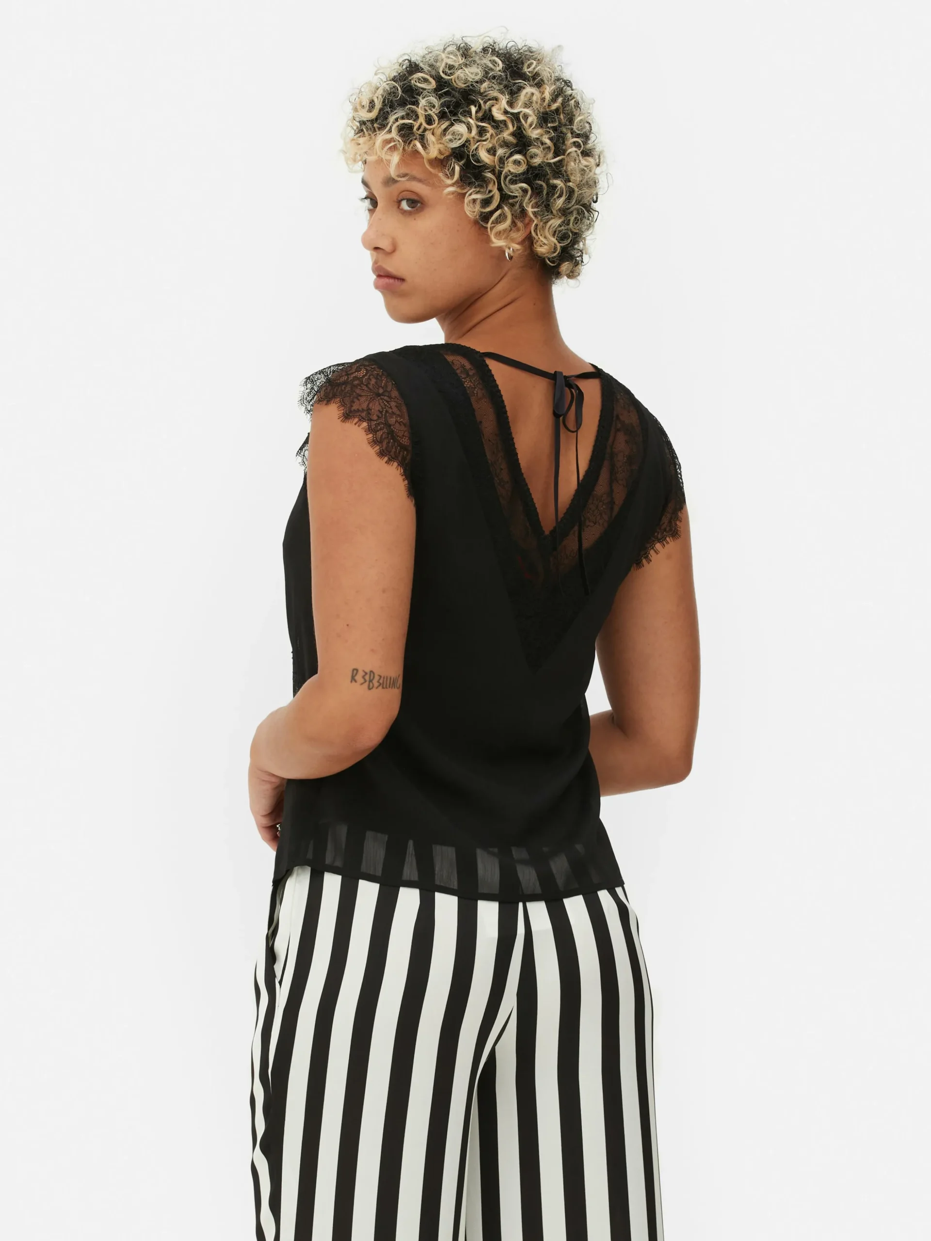 Blusa Con Encaje Beetlejuice X Colleen Atwood