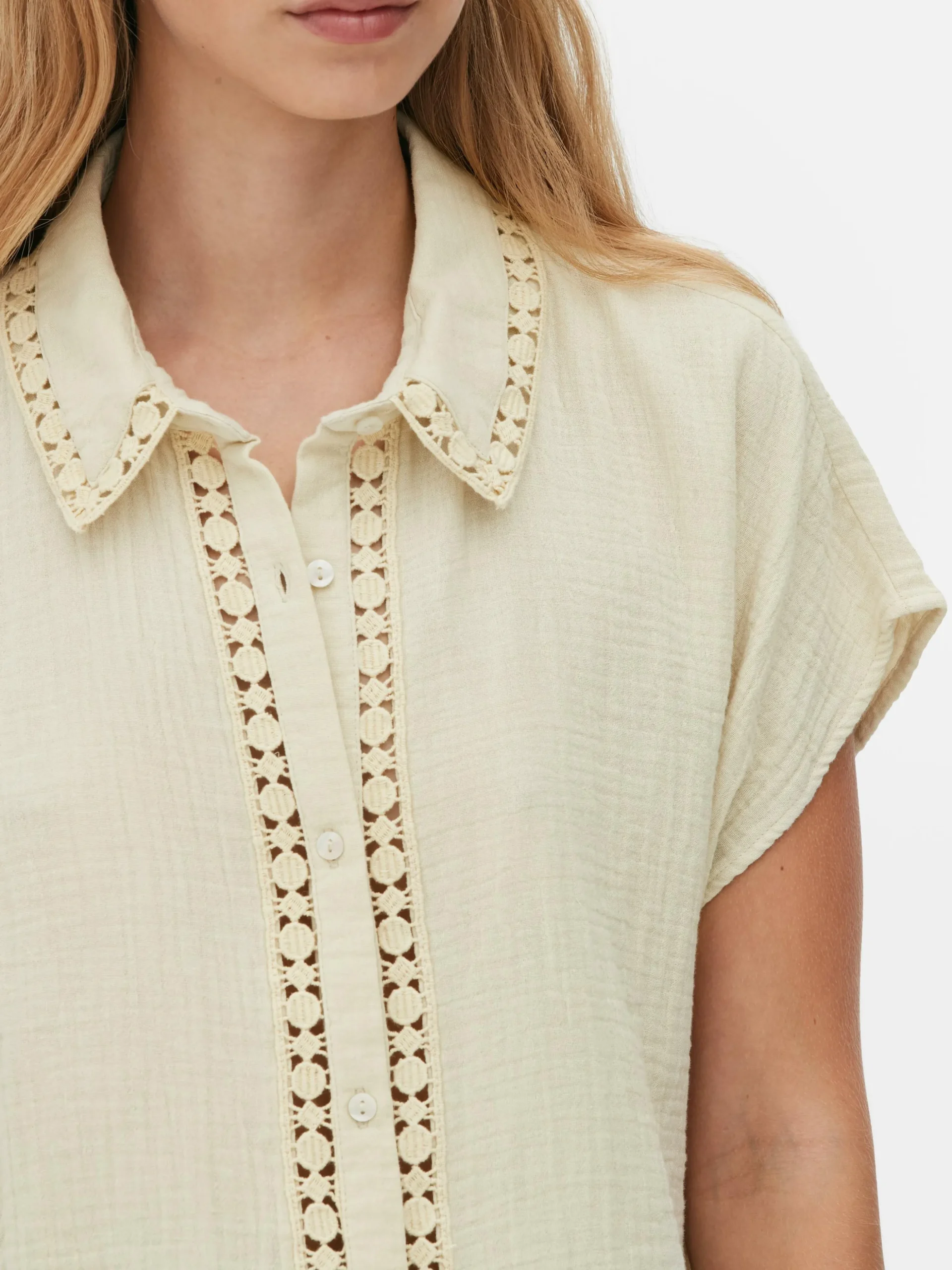 Blusa De Manga Corta Con Ribetes De Ganchillo