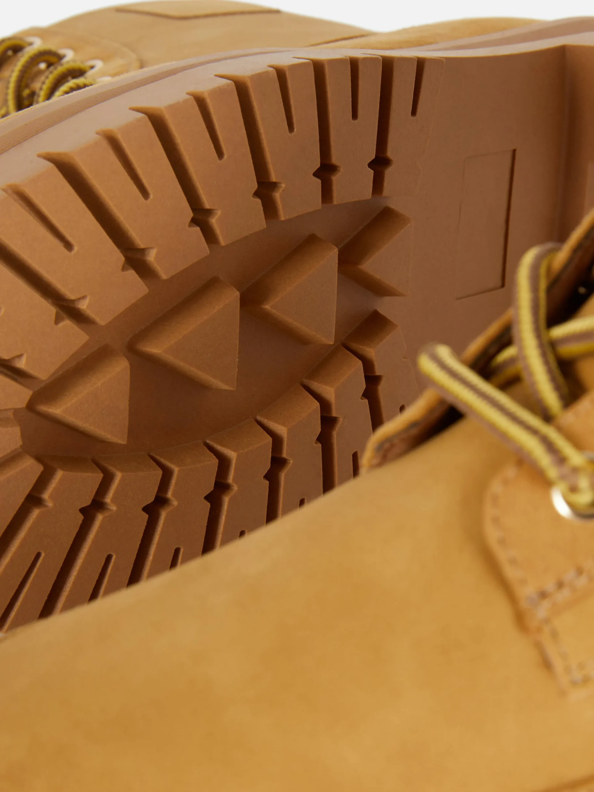 Botines Con Cordones Y Suela De Goma