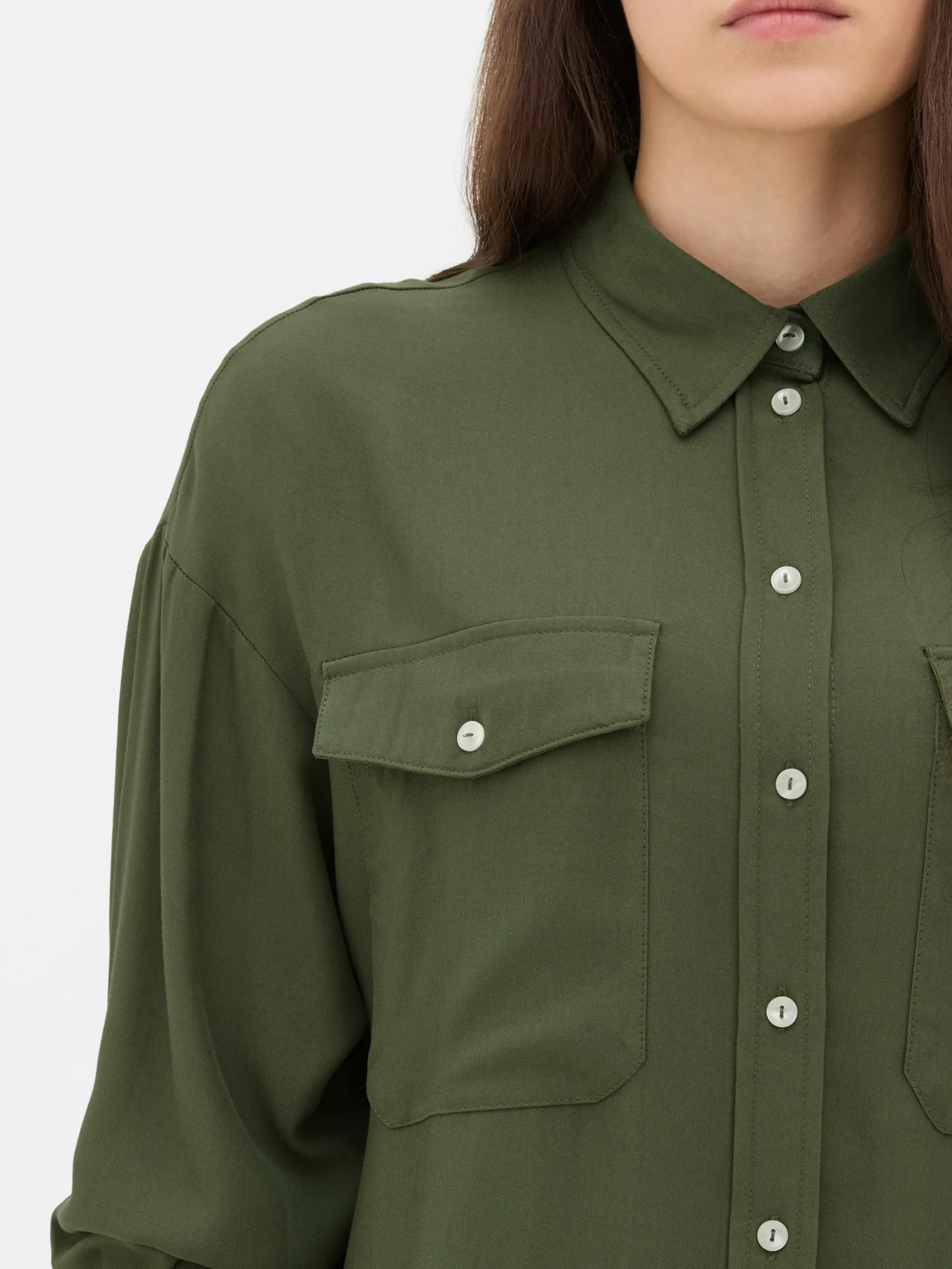 Camisa Con Cuello Abotonado Y Bolsillo En El Pecho