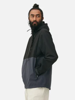 Chubasquero Con Varios Bolsillos Y Bloques De Color