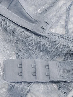 Conjunto De Sujetador Sin Relleno Y Tanga De Encaje