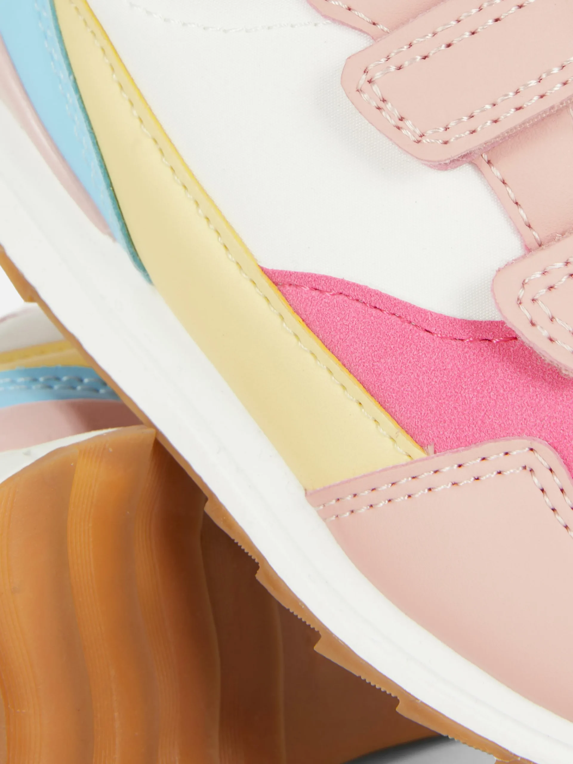 Deportivas Con Paneles De Estilo Retro