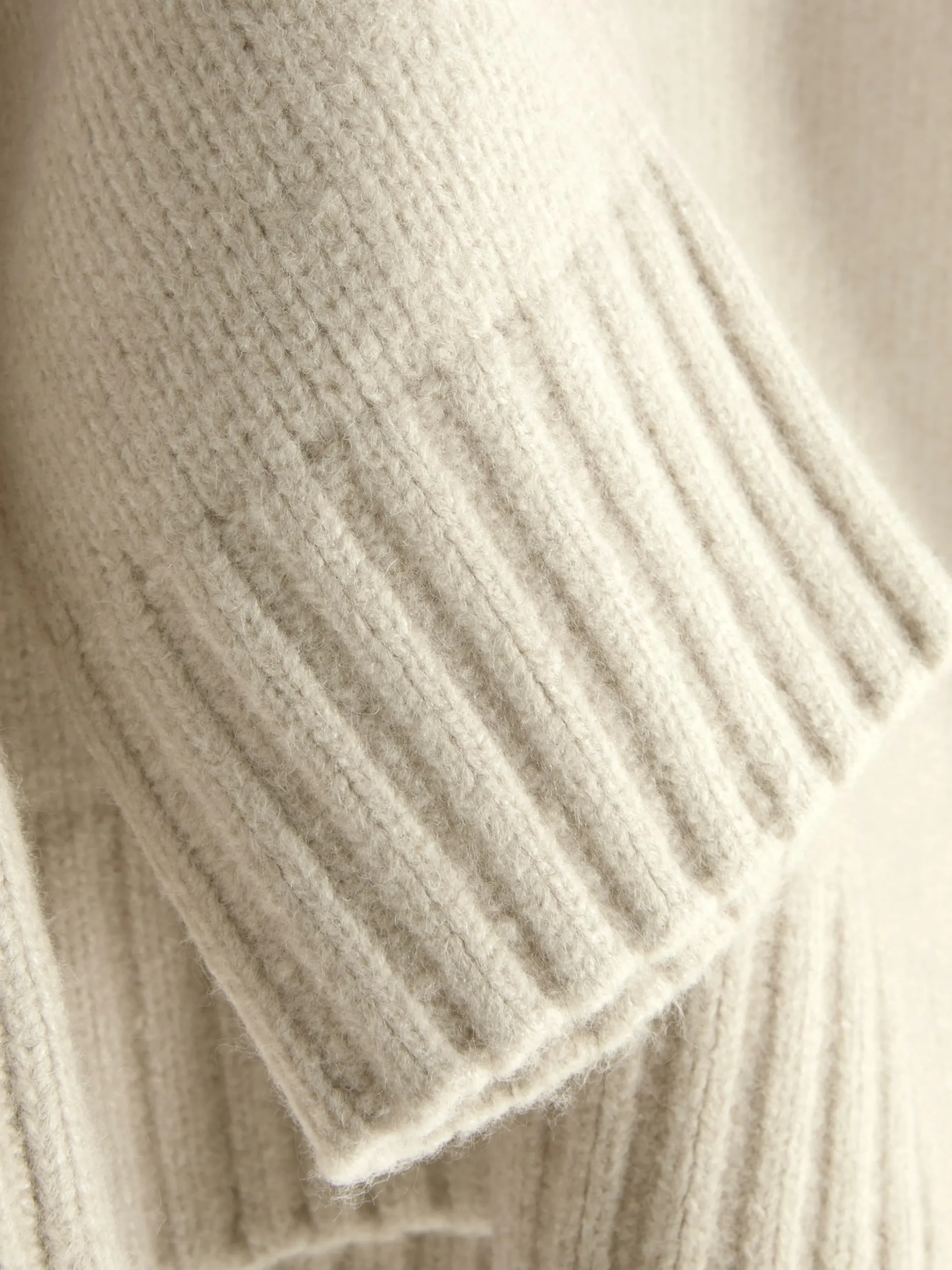 Jersey De Punto Grueso Con Cuello De Pico