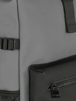 Mochila Con Solapa Enrollable Y Acabado De Goma