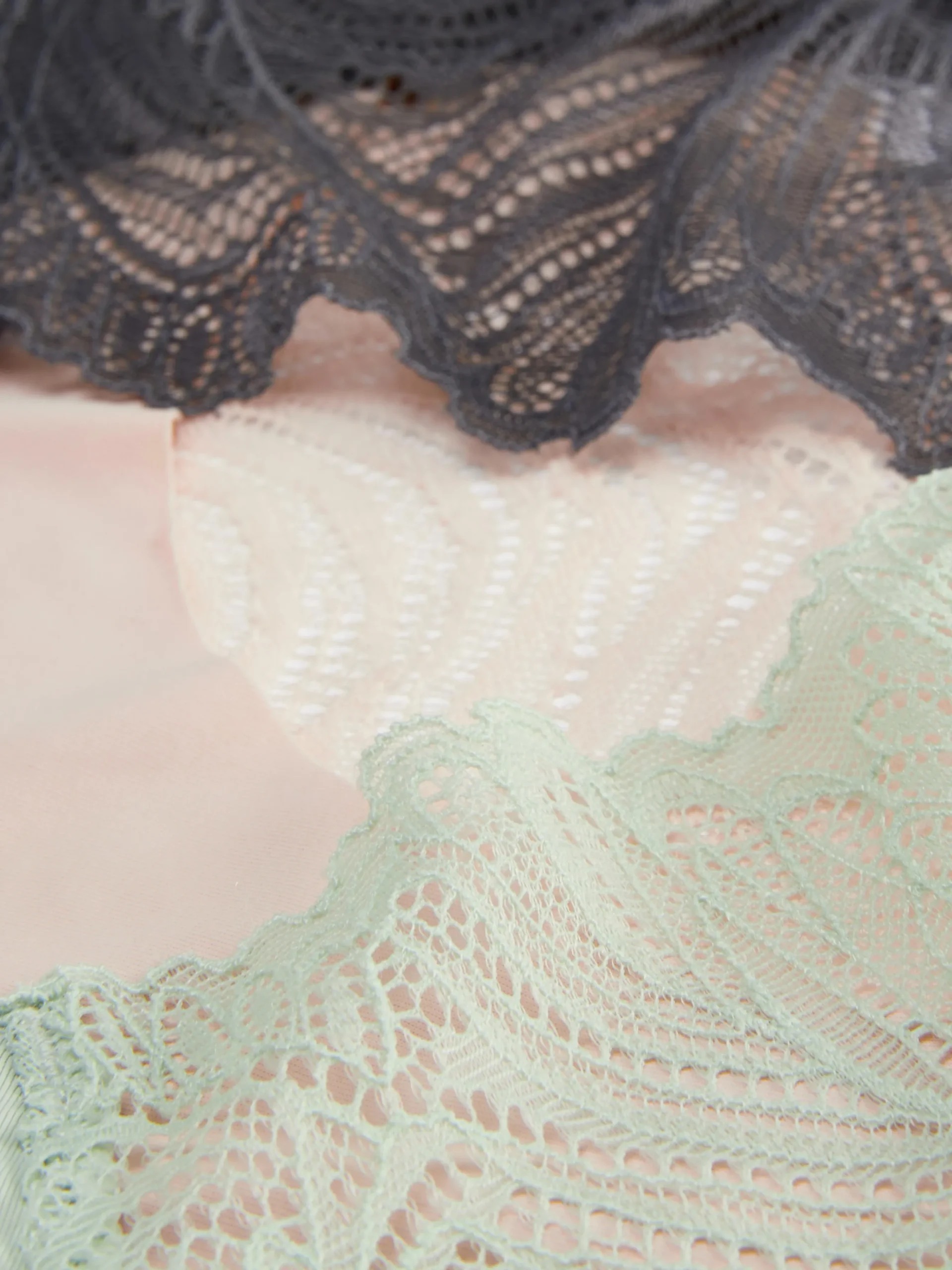 Pack De 3 Braguitas Brasileñas Con Encaje En La Parte Trasera