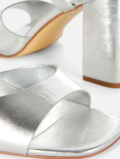 Sandalias De Tacón Cuadrado Y Horma Ancha