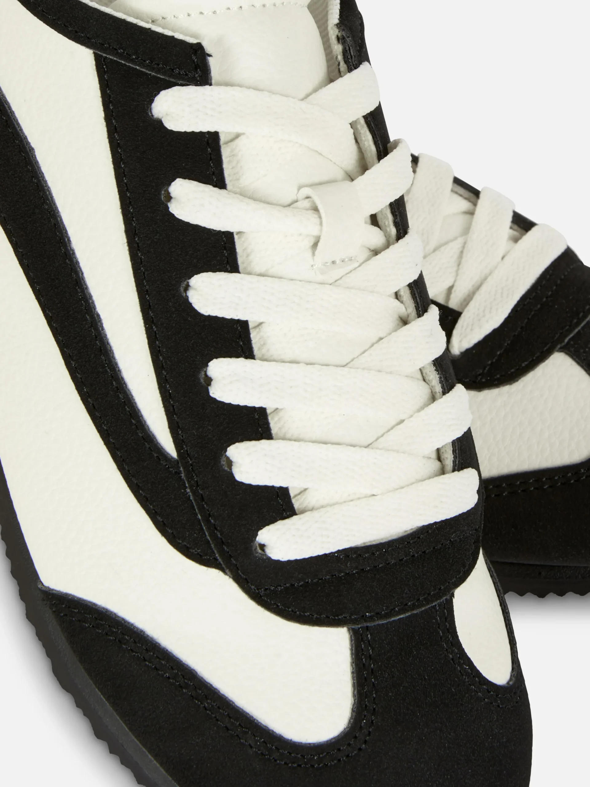 Tenis De Caña Baja Con Cordones