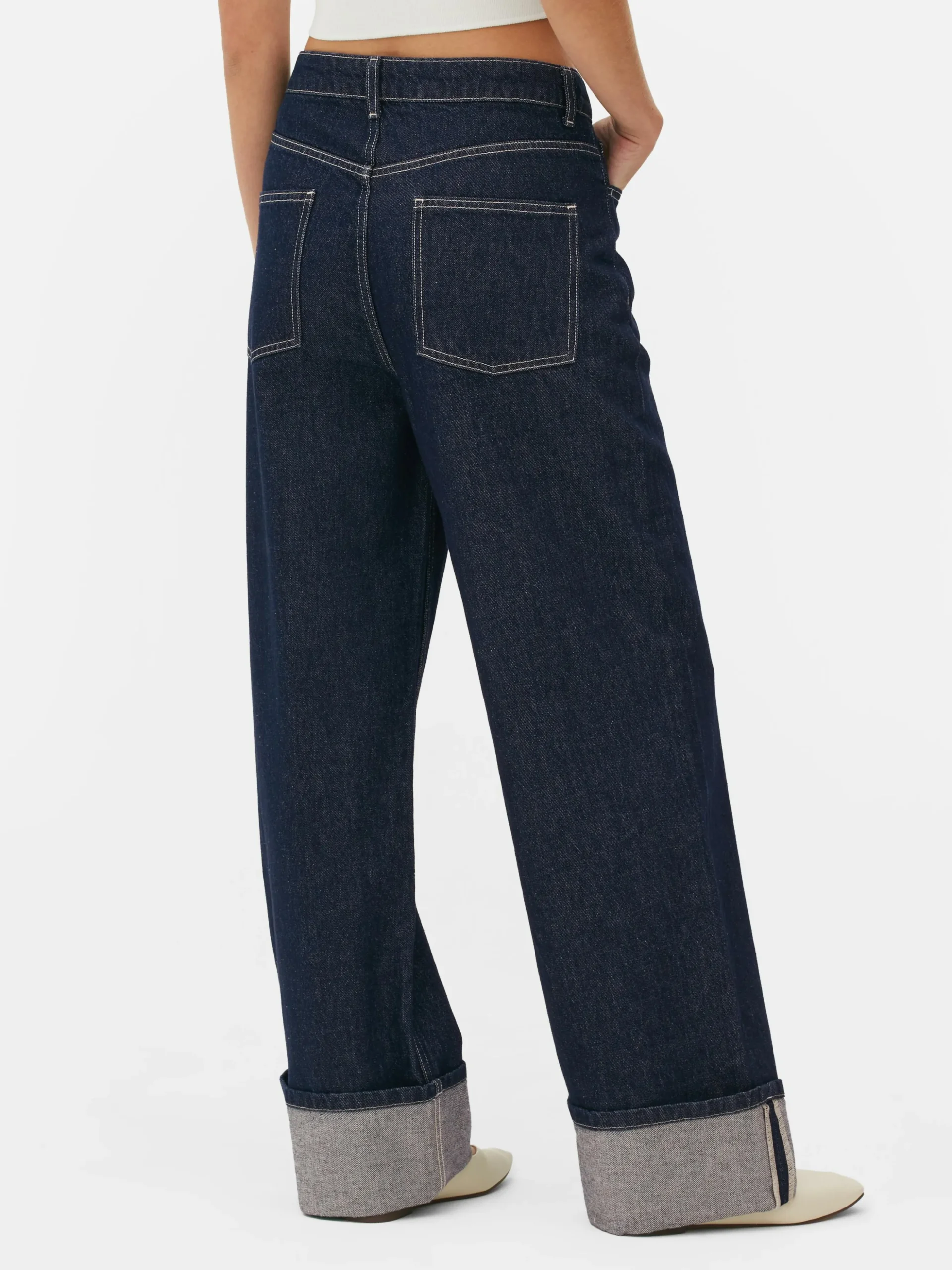 Vaqueros De Pernera Ancha Con Bajos Vueltos