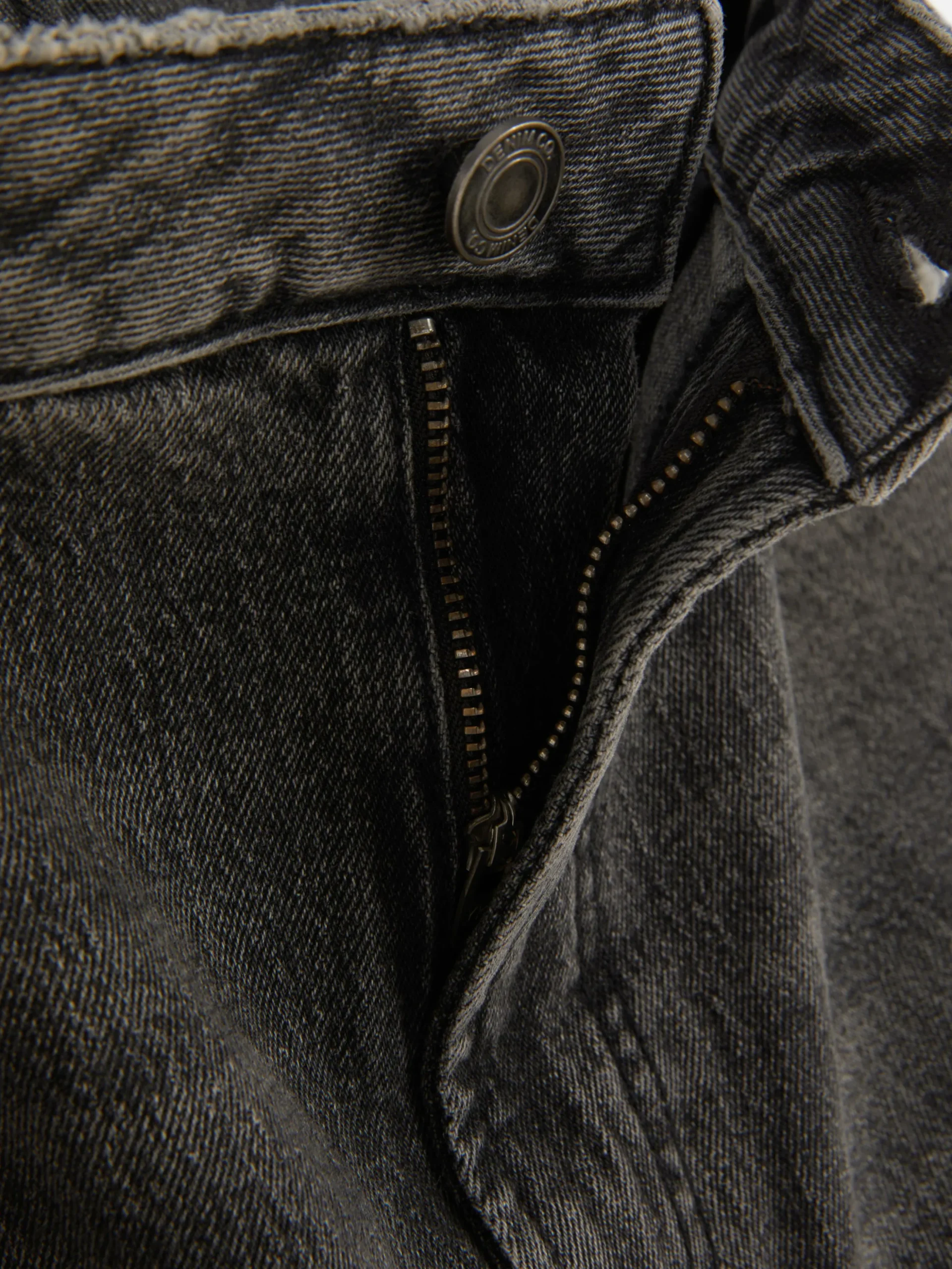 Vaqueros De Pernera Recta Y Corte Entallado