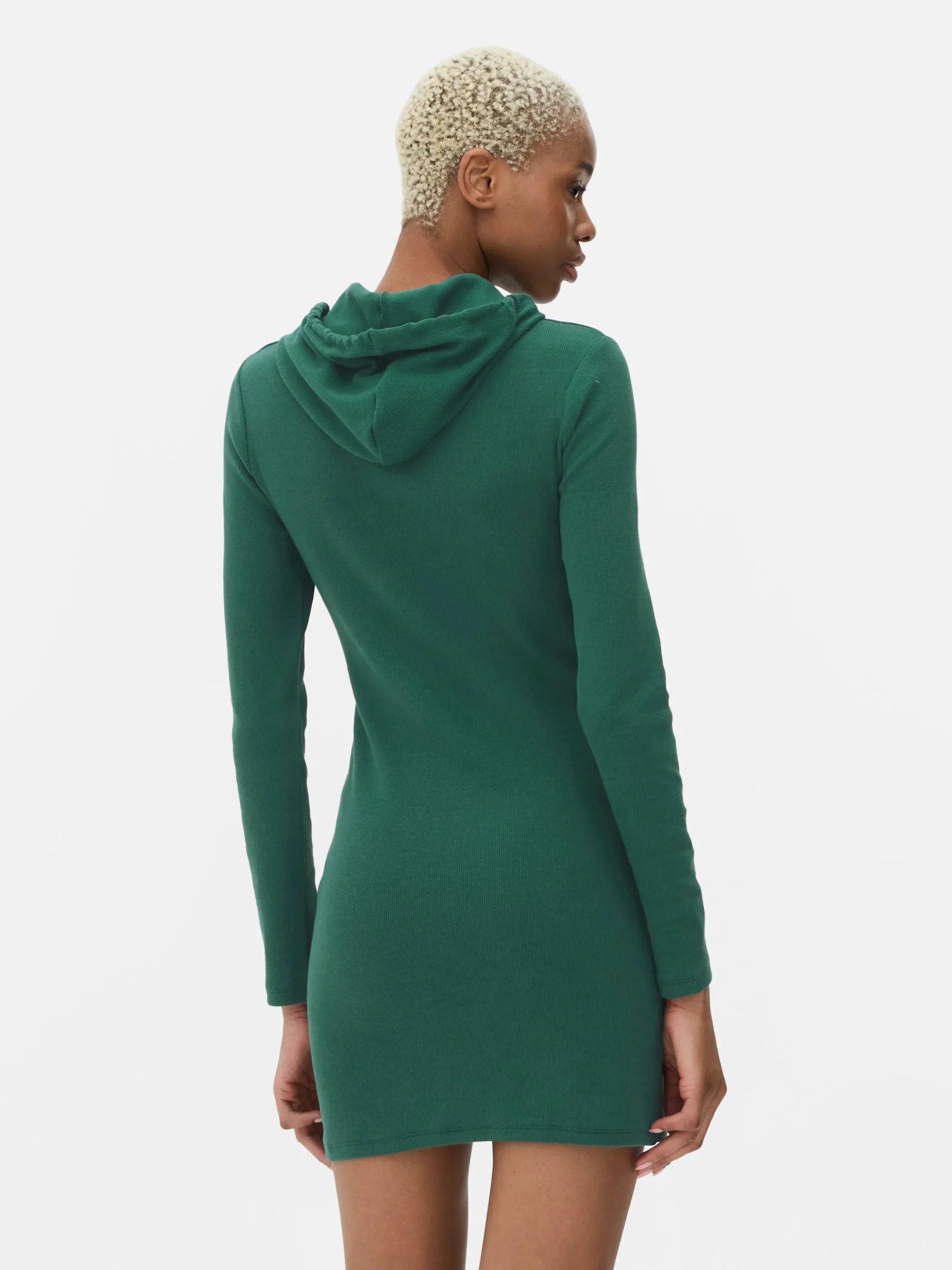 Vestido Corto Con Capucha