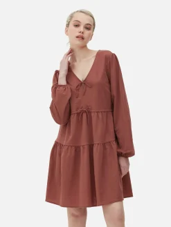 Vestido Corto Con Vuelo, Cuello De Pico Y Lazada