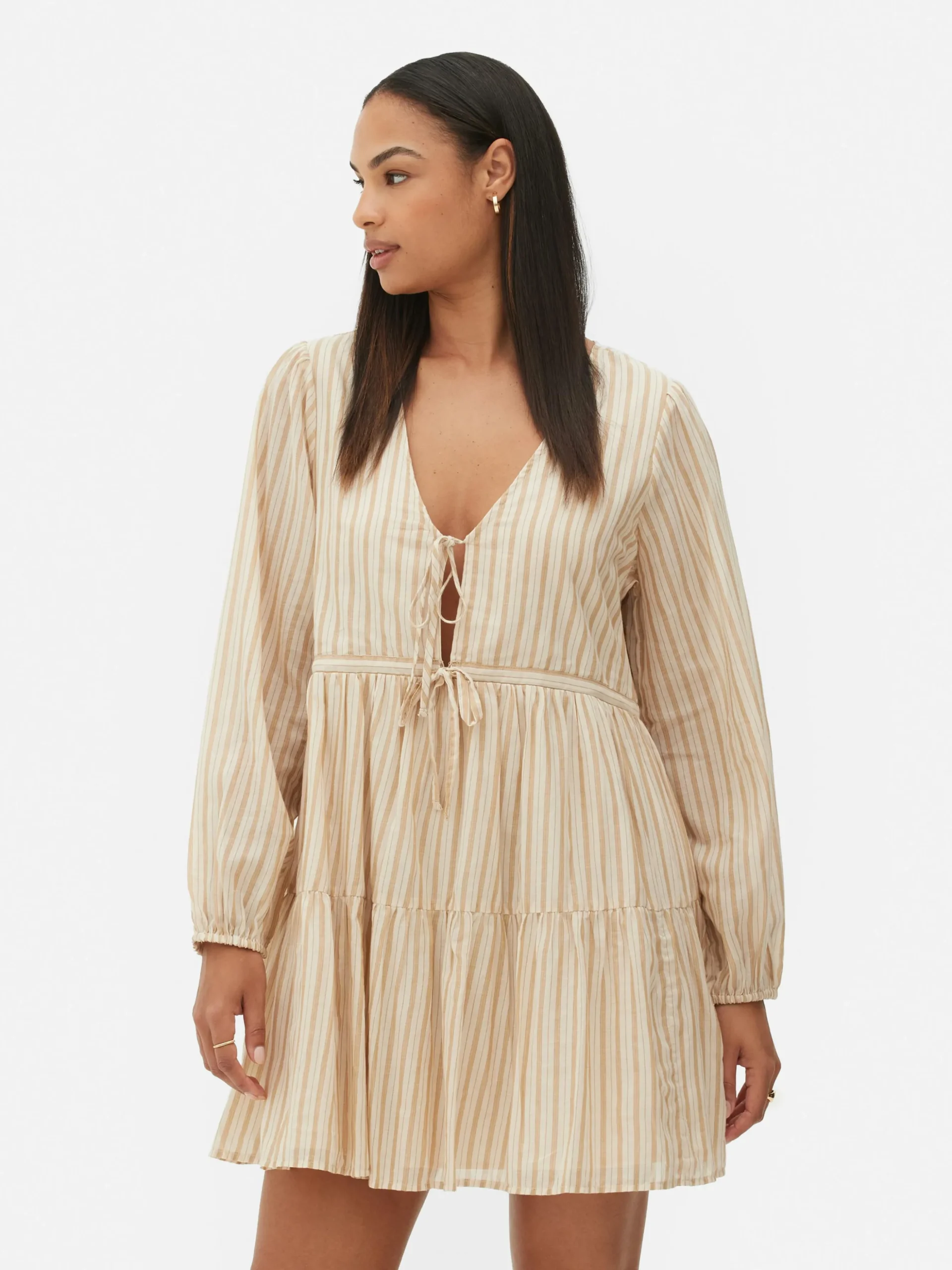 Vestido Corto Con Vuelo Y Lazada Delantera