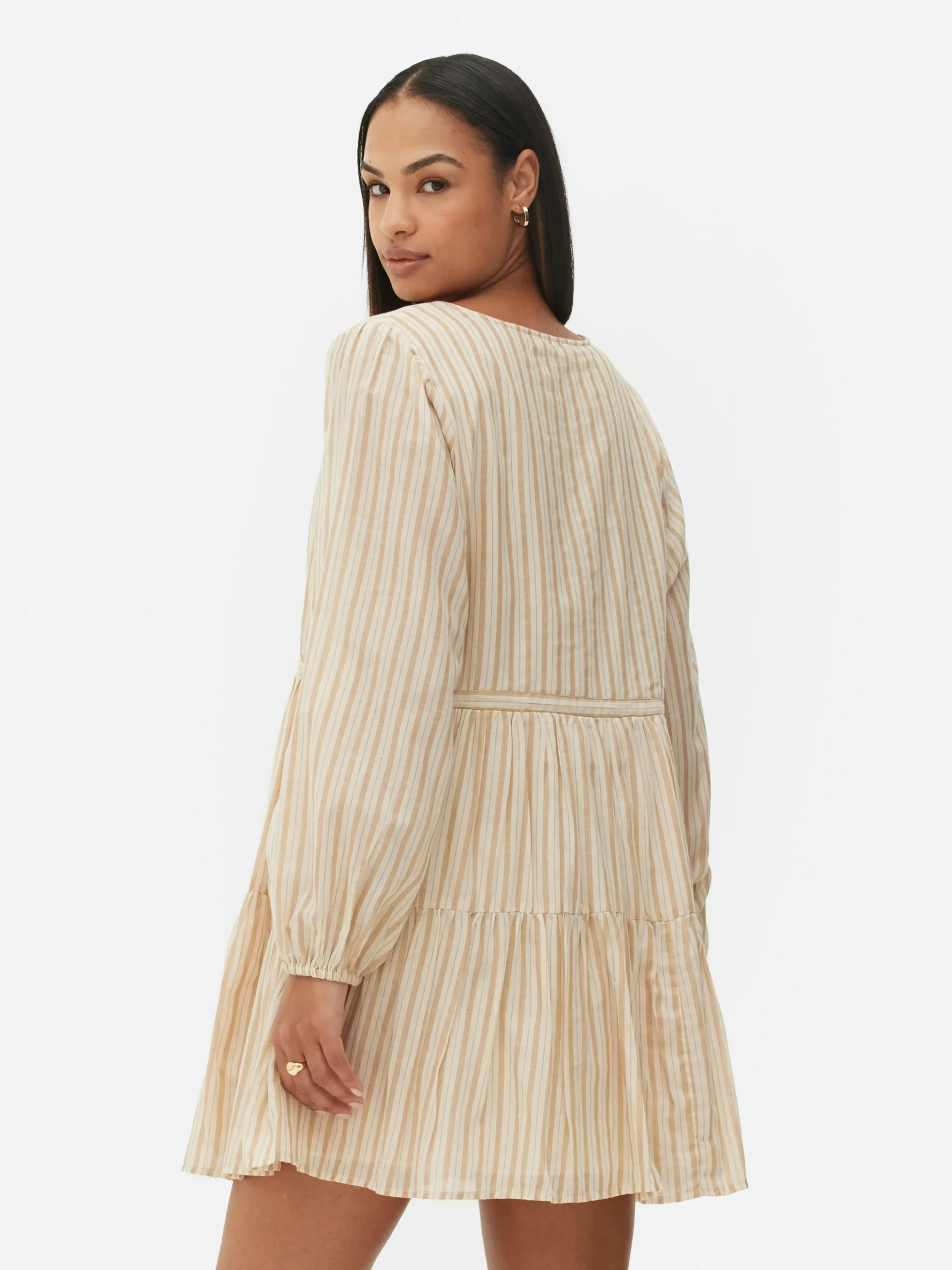 Vestido Corto Con Vuelo Y Lazada Delantera