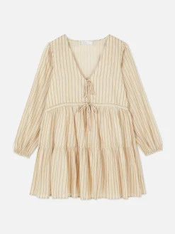 Vestido Corto Con Vuelo Y Lazada Delantera