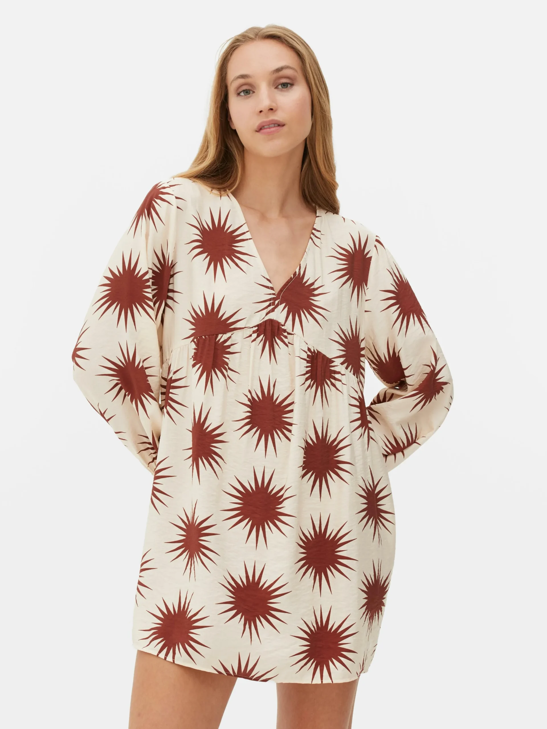 Vestido Corto De Cuello De Pico Y Con Vuelo