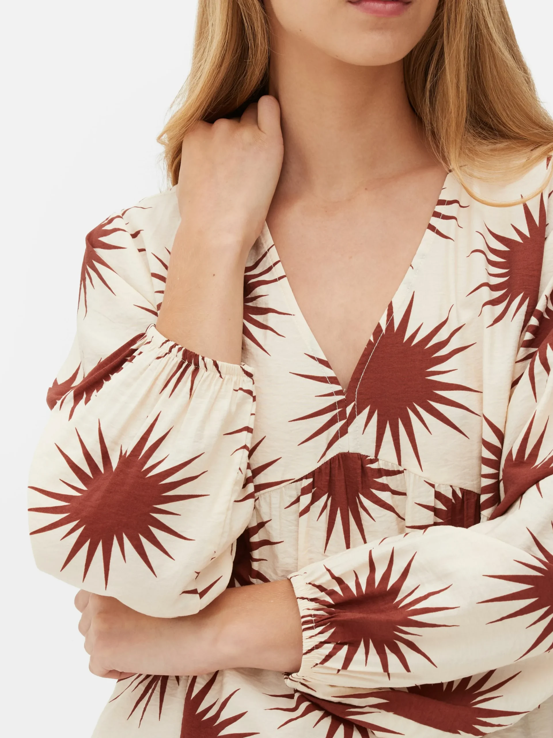 Vestido Corto De Cuello De Pico Y Con Vuelo