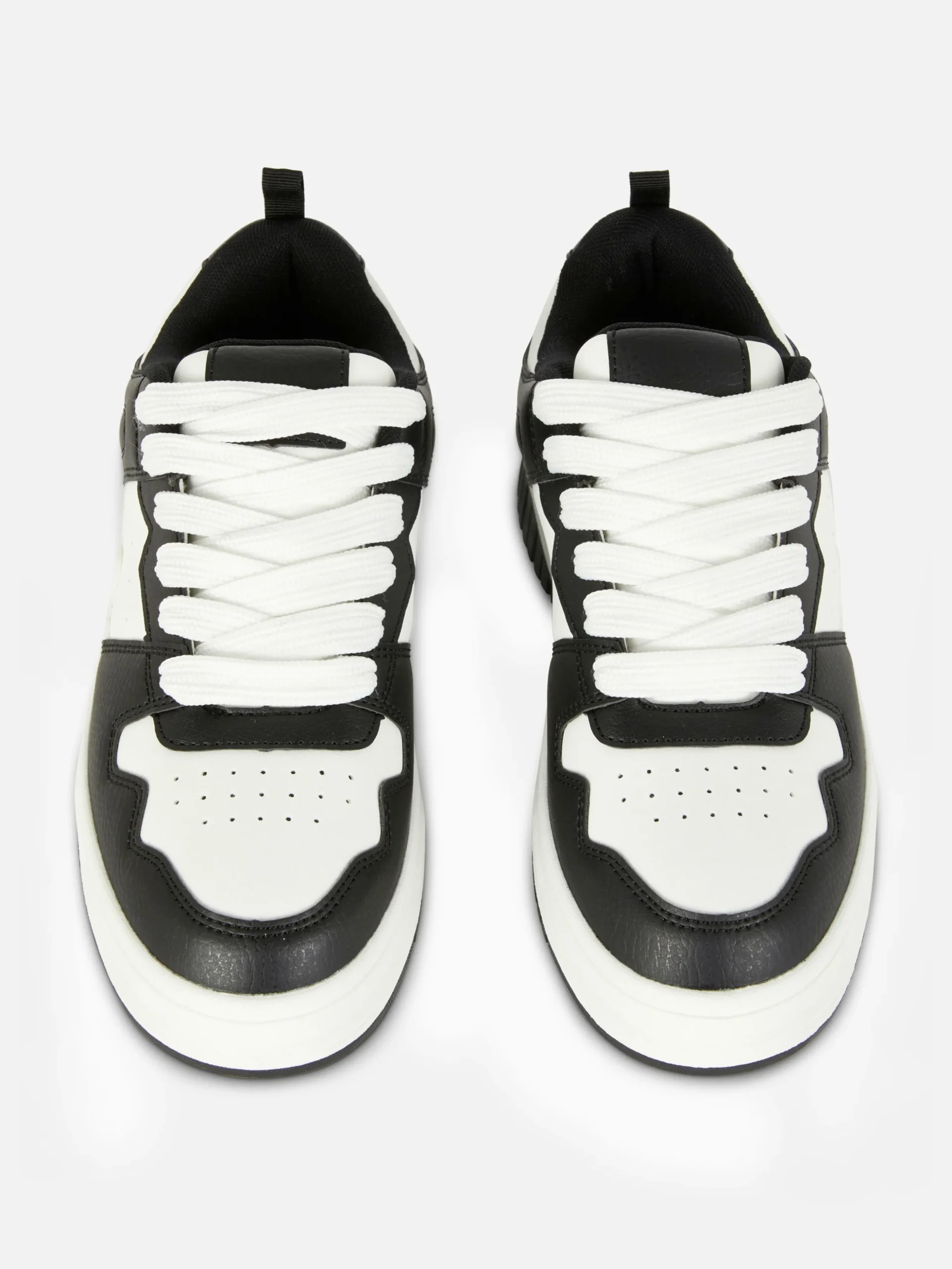 Zapatillas Con Cordones Y Paneles En Contraste