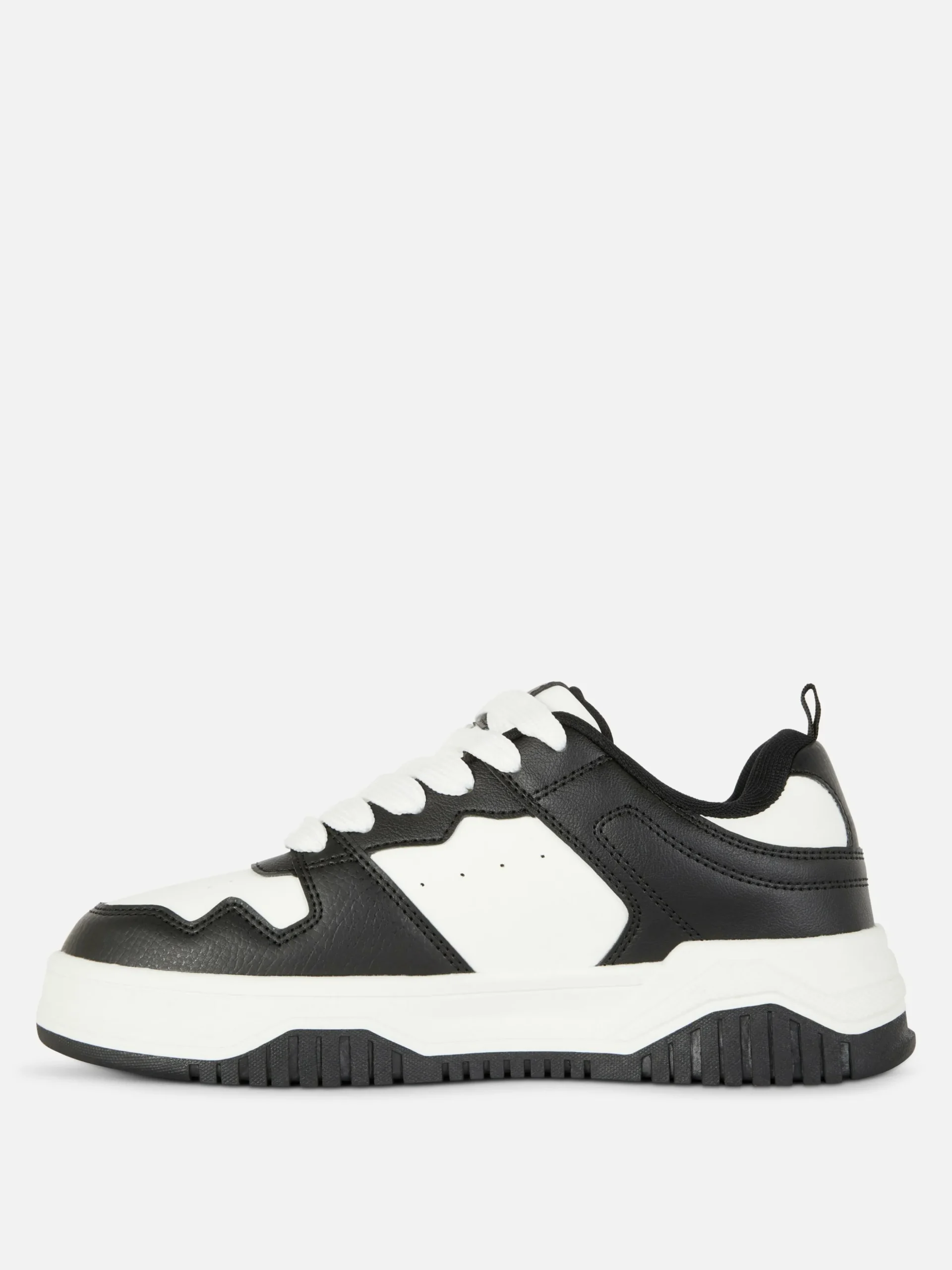 Zapatillas Con Cordones Y Paneles En Contraste