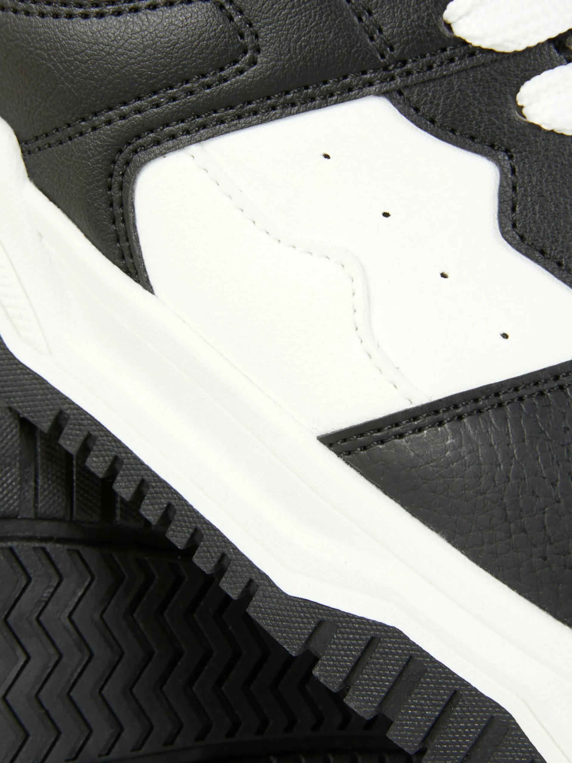 Zapatillas Con Cordones Y Paneles En Contraste