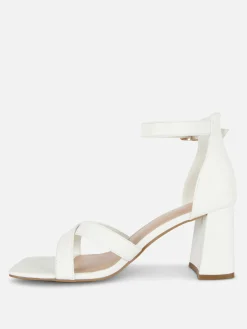 Zapatos De Tacón De Horma Ancha Y Tiras Cruzadas