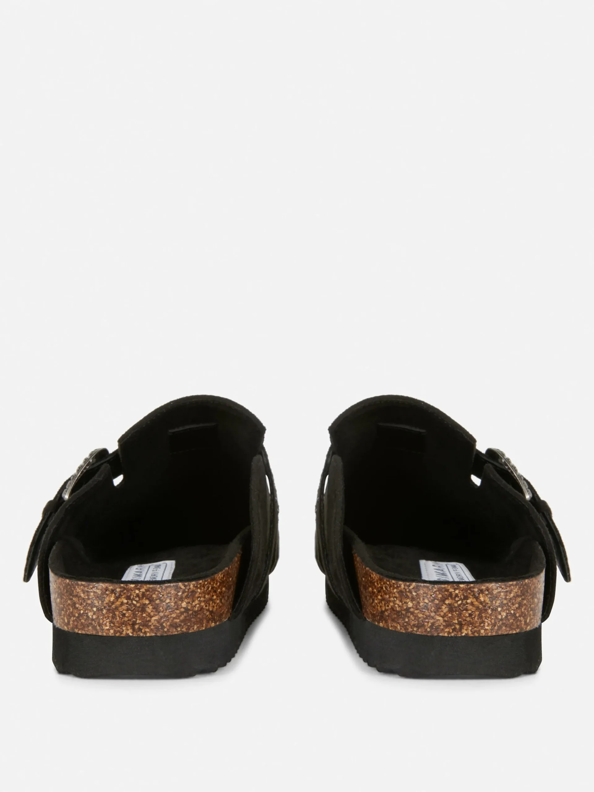 Zuecos Con Tachuelas Y Hebilla Decorativa