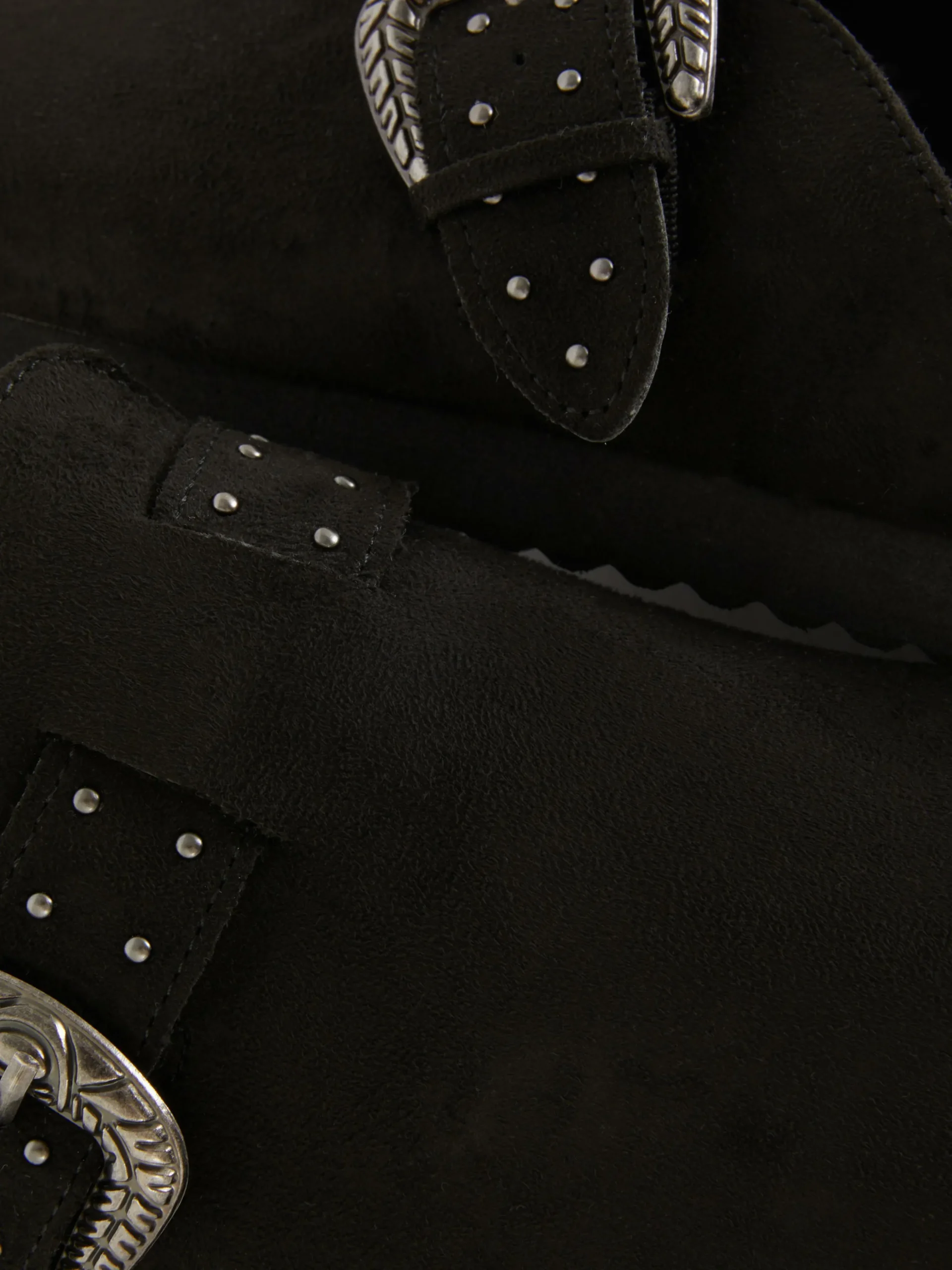 Zuecos Con Tachuelas Y Hebilla Decorativa